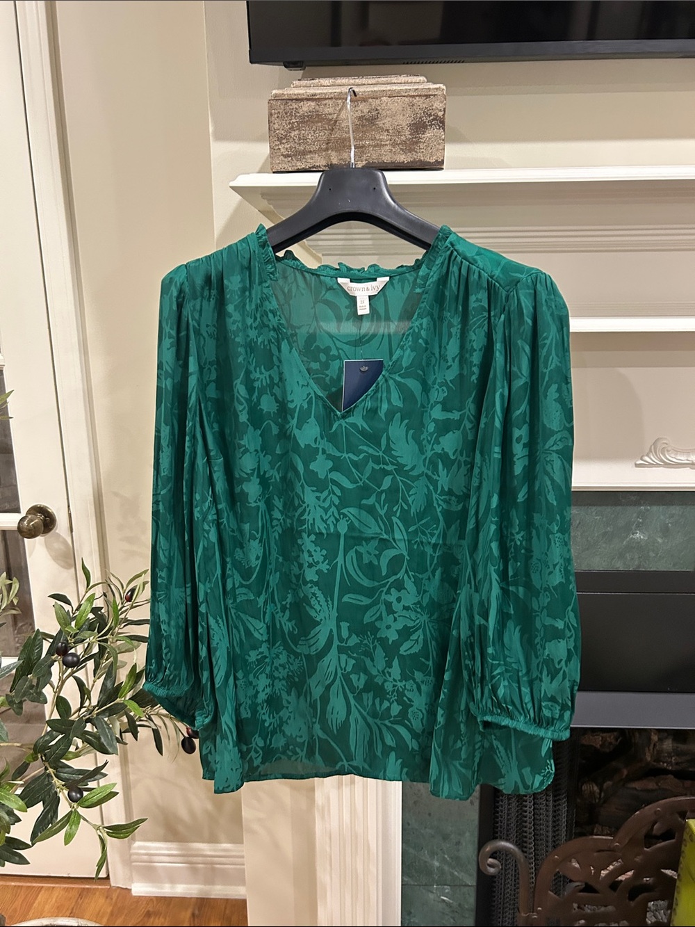 Crown & Ivy Green Floral V-Neck Women's Blouse